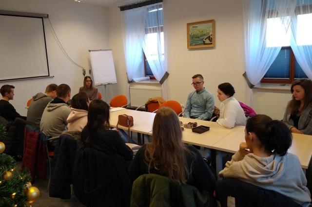 Studenci w Dziale Pomocy Kryzysowej Miejskiego Ośrodka Pomocy Rodzinie w Suwałkach