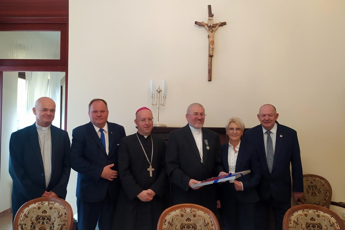 Biskup Jerzy Mazur uhonorowany Odznaką Honorową PRIMUS IN AGENDO